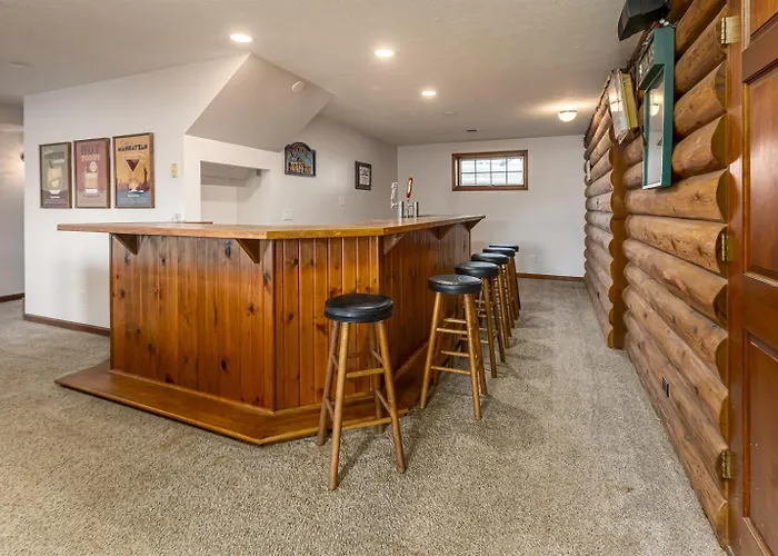 Luxury Log W & Dock Sleeps 12 Goreville