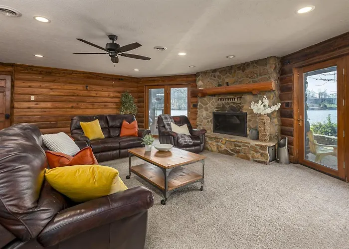 Holiday home Luxury Log W & Dock Sleeps 12 *